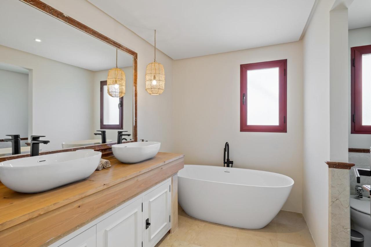 Vacation I Vasari, Near Marina, Private Pool, Rooftop Views, Big Groups * Marbella